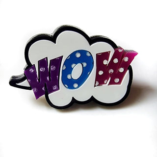 Anello regolabile stile pop art con scritta wow su nuvoletta bianca e scritta in viola, azzurro e fucsia