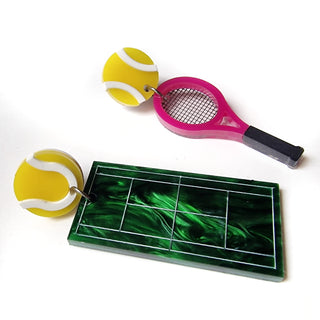 Orecchini in plexiglass racchetta da tennis fucsia e campo da tennis in verde madreperla con palline da tennis gialle a lobo
