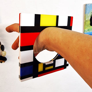 Bracciale rigido maxi ispirato a Mondrian in plexiglass taglio laser forma quadrata indossato