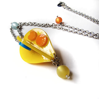 Collana lunga con ciondolo mongolfiera 3D in plexiglass giallo e dettagli in azzurro e arancione, con perline opache colorate e catena color argento