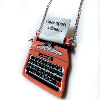 Collana con ciondolo macchina da scrivere in plexiglass color corallo e foglio con scritta personalizzabile