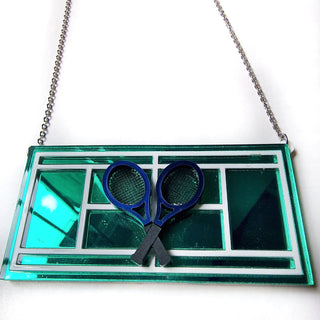 Collana décolleté campo da tennisin plexiglass verde specchio con racchette blu