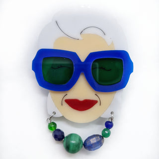 Spilla ispirata all'icona di stile Iris Apfel con occhiali in plexiglass blu e verde e collana di perline colorate