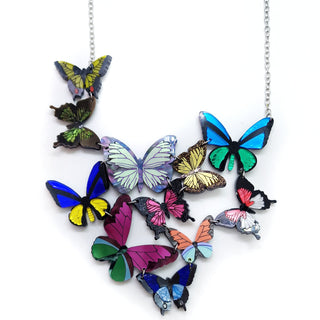 Collana maxi décolleté con farfalle in plexiglass colorato modellate a mano per dare alle ali un'idea di movimento