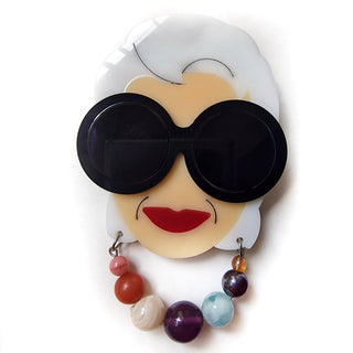 Spilla ispirata all'icona di stile Iris Apfel con occhiali da sole in plexiglass nero e collana di perline colorate