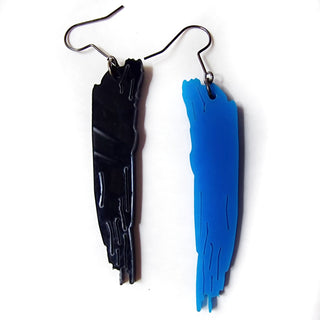 orecchini pendenti pennellate di vernice  in plexiglass nero e blu