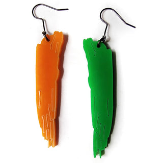 orecchini pendenti pennellate di vernice  in plexiglass verde e arancione