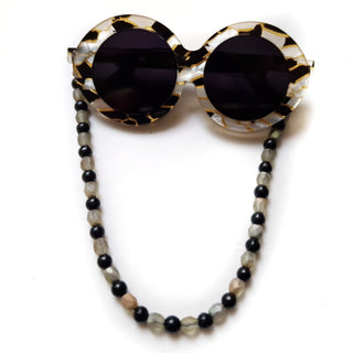 Sunglasses brooch with chain with beads