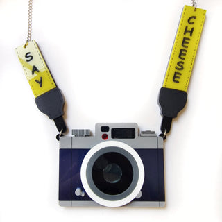 collana maxi macchina fotografica blu con scritta say cheese sulla tracolla gialla in plexiglass colorato taglio laser