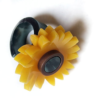 Anello girasole in plexiglass giallo scuro piegato a mano con fascia non regolabile verde scuro marmorizzato