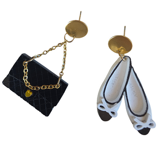 Orecchini moda borsa e boccetta di profumo