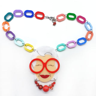 Collana décolleté Iris Apfel con occhiali rossi e perline colorate e catena colorata in plexiglass colorato taglio laser