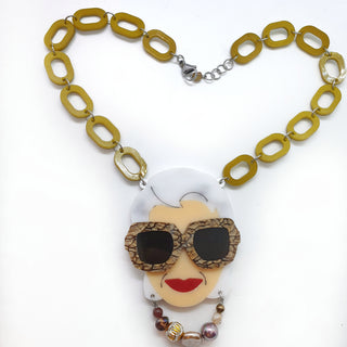 Collana décolleté Iris Apfel con occhiali pitonati marrone e perline colorate e catena oro in plexiglass colorato taglio laser
