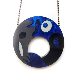 Collana lunga con ciondolo geometrico in plexiglass blu marmorizzato, nero opaco, nero lucido e bianco perla e catena microball 