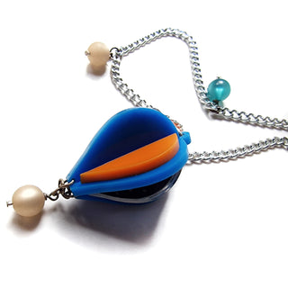 Collana lunga con ciondolo mongolfiera 3D in plexiglass blu e dettagli in arancione e specchio argento, con perline opache colorate e catena color argento