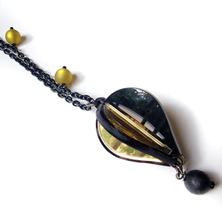 Collana lunga con ciondolo mongolfiera 3D in plexiglass nero e dettagli in oro specchio, con perline opache colorate e catena color argento