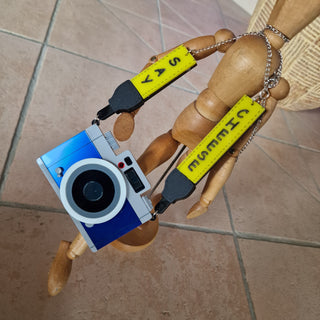 collana maxi macchina fotografica blu con scritta say cheese sulla tracolla gialla in plexiglass colorato taglio laser