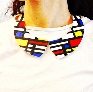 Collana colletto ispirata a Mondrian in plexiglass colorato taglio laser indossata