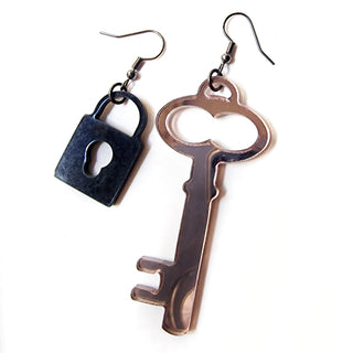 orecchini pendenti chiave e lucchetto in plexiglass nero e specchio bronzo con gancio a monachella