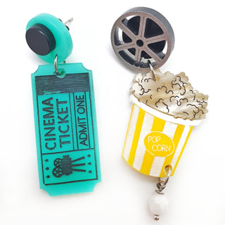 Orecchini in plexiglass con ticket turchese, pellicola cinematografica e bicchiere di pop corn giallo