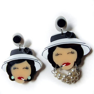 Orecchini à la Mode Coco ispirati a Coco Chanel in plexiglass colorato e un orecchino ha 3 fili di perle