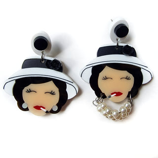 Orecchini à la Mode Coco ispirati a Coco Chanel in plexiglass colorato e un orecchino ha 3 fili di perle