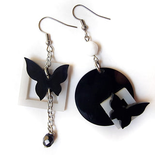 orecchini pendenti geometrici con farfalle in plexiglass bianco e nero con gancio a monachella