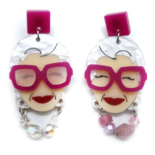Orecchini ispirati all'icona di stile Iris Apfel con occhiali quadrati in plexiglass fucsia e rosa e collana di perline colorate