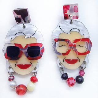 Orecchini ispirati all'icona di stile Iris Apfel con occhiali quadrati in plexiglass bianco rosso e nero e collana di perline colorate