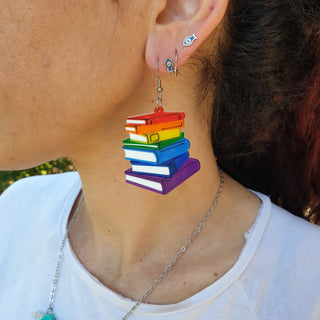 Orecchini con pila di libri colore arcobaleno indossati in plexiglass colorato taglio laser