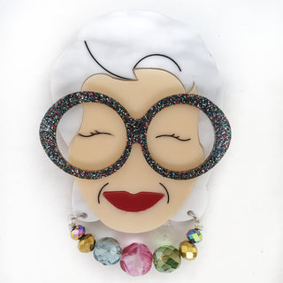 Spilla ispirata all'icona di stile Iris Apfel con occhiali in plexiglass glitter coloratoe collana di perline colorate
