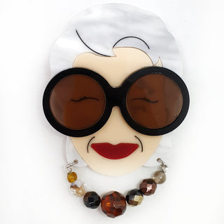 Spilla ispirata all'icona di stile Iris Apfel con occhiali in plexiglass nero e marrone e collana di perline colorate