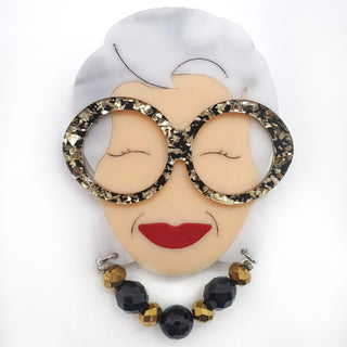 Spilla ispirata all'icona di stile Iris Apfel con occhiali in plexiglass nero e oro chiaro e collana di perline colorate