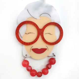 Spilla ispirata all'icona di stile Iris Apfel con occhiali in plexiglass rosso glitter e collana di perline colorate