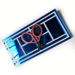 Spilla con campo da tennis in plexiglass azzurro specchio e racchette rosa metallizzato