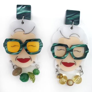 Orecchini ispirati all'icona di stile Iris Apfel con occhiali quadrati in plexiglass verde marmorizzato e giallo e collana di perline colorate